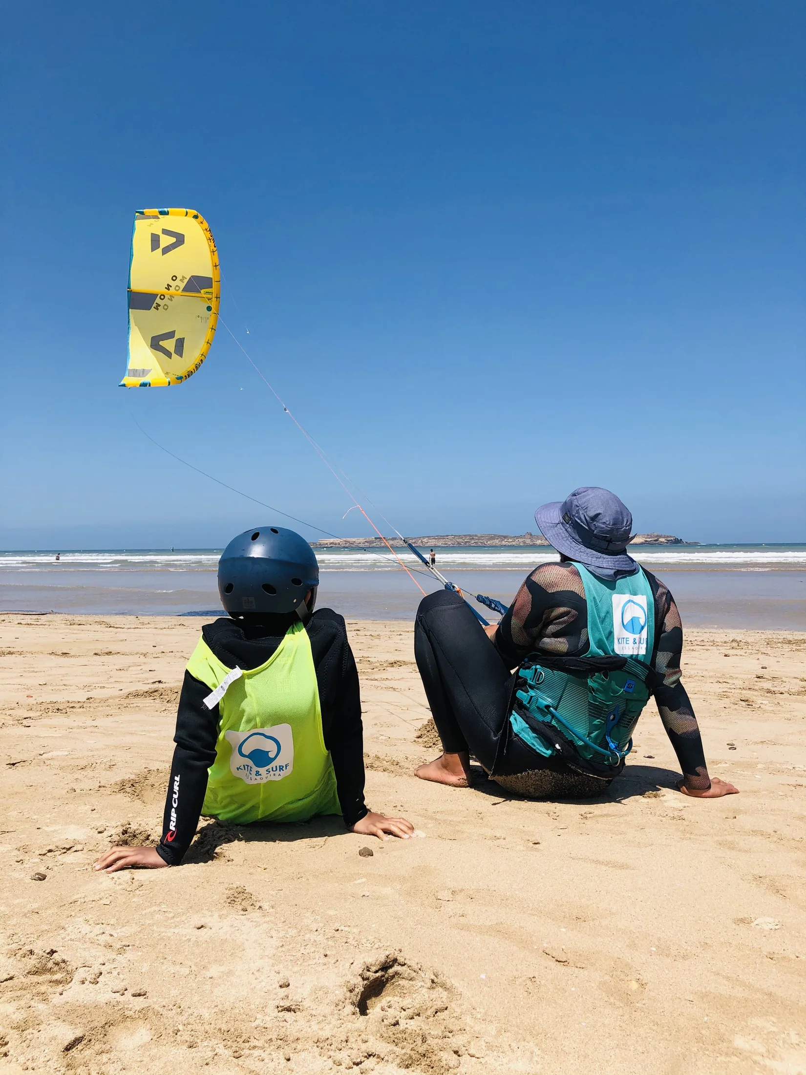 Cours de kitesurf KSE avec élèves débutants à Essaouira