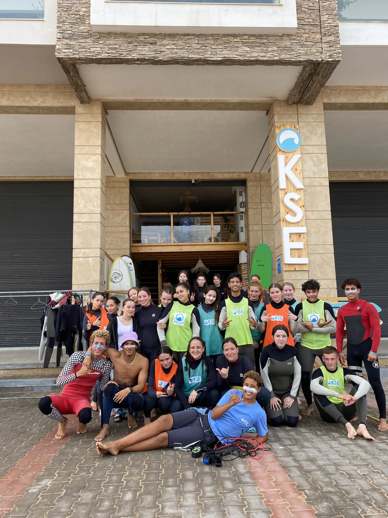 Groupe KSE devant la base à Essaouira