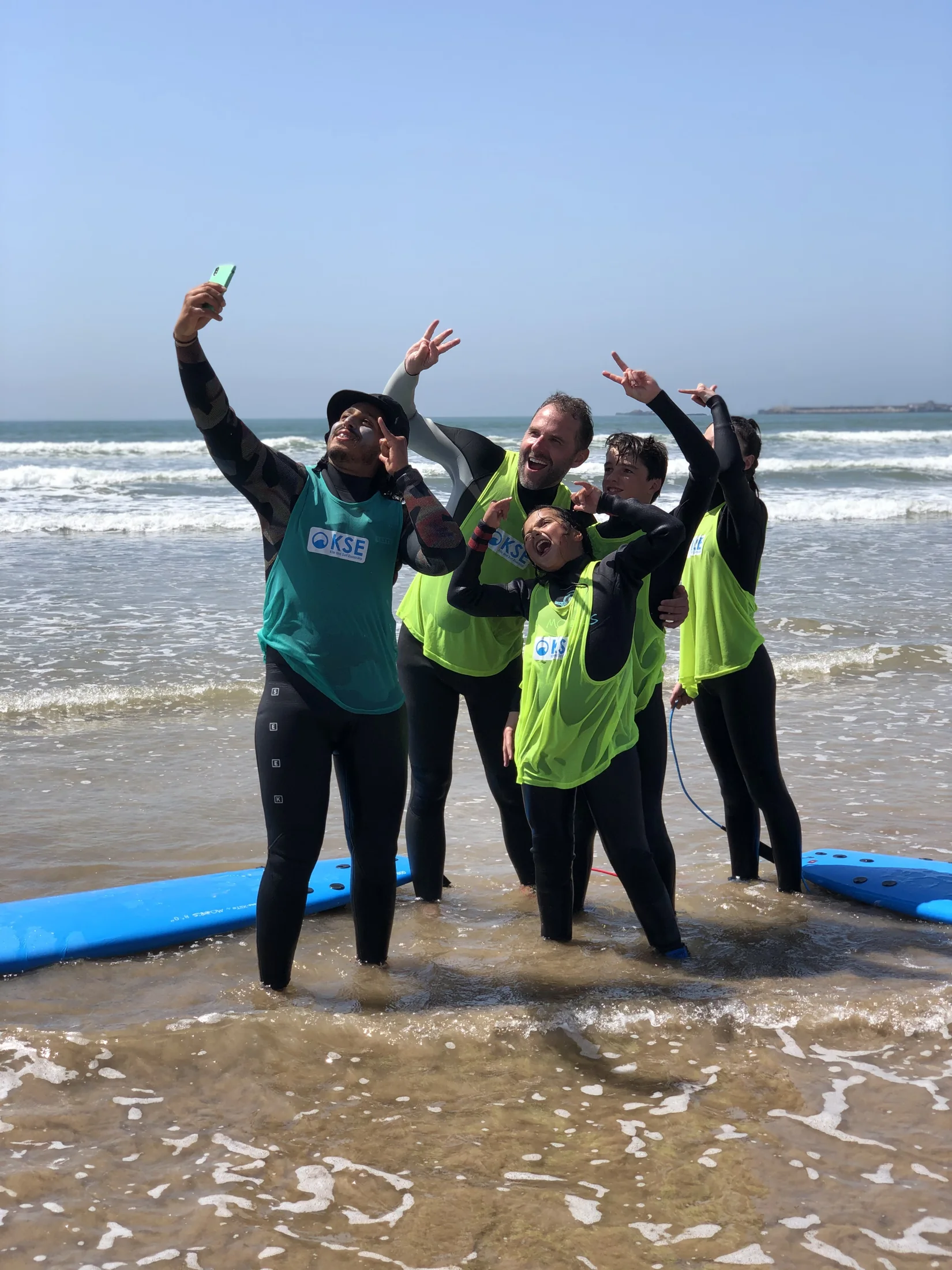 Groupe KSE heureux après une session surf à Essaouira